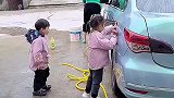 贴心的小棉袄，怕老爸加油花钱