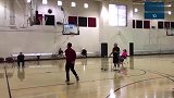 篮球-18年-72岁老人罚球线盲投 连中16球打破吉尼斯世界纪录-专题