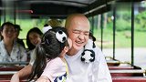 包贝尔携女儿看熊猫好兴奋，4岁饺子与爸爸像共用一张脸