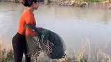 泰国美女撒网捕鱼，一网抓了2条大鱼，收获满满！