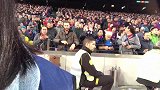直击巴萨球迷现场嘲讽皇马：洛佩特吉请留下来！