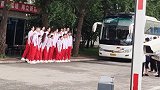 粉丝狂喊：中国女排加油！中国女排天团出征行前集体合影