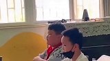 小学老师研发休课桌椅