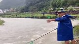 发洪水了，村民们冒险来河边捞鱼，太危险了！
