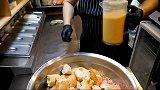韩国小店，西式牛肉饼套餐，肉馅中掺杂了面包屑