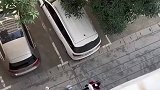快递员取快递，让从楼上扔下来结果