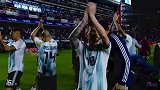 赛后全队祝贺梅西戴帽 阿根廷真核击掌感谢全场球迷