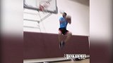 篮球-18年-神级扣将挑战弹跳极限 克拉克展示超变态扣篮