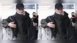 文章携女现身机场，看清大女儿长相后，网友：娱乐圈都在等她长大
