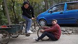 “收破烂”小伙遇“摆地摊”美女，俩人套路一个比一个深