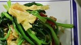 营养美味的鸡蛋皮拌菠菜
