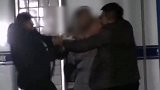 肇庆一男子派出所外持刀劫持人质 民警解救瞬间曝光