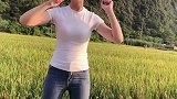 贵州小姐姐真的是来搞笑的，但穿搭还是很时尚！
