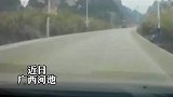 泥头车爆胎失控,朝小车压过来