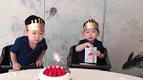 双保胎宝宝过生日，面对众人鼓掌，两个人一脸惊呆的表情好搞笑！