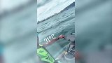 塔尔德利躲避酷热有妙招 玩海上摩托不忘自拍