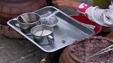 广东路边小摊-黑豆米饭，淋上蒜油，放上糖，香甜软糯，过瘾！