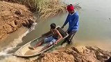 印度年轻人玩水上漂流，成为第一个敢吃螃蟹的人