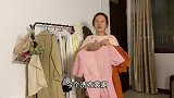 媳妇向粉丝展示自己的裙子，说学习考证工作就是为了买好看的衣服