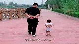 女娃在爷爷家住了一个月，回来就成这样子，这模样感觉人生都变了