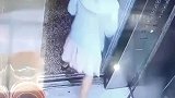 女子用钢锯卡电梯门，心胆惊人