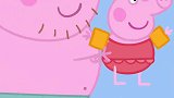 小猪佩奇：佩奇和乔治带上了臂圈，他们可以下海玩了