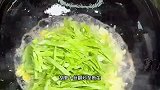 下次想吃炒面了,自己在家就可以轻松搞定!炒面配大蒜真的绝了