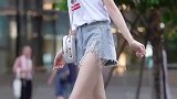 杭州街拍，小姐姐这双任性大长腿真养眼，最后的动作也太皮了吧！