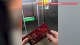外卖小哥过年送外卖收到红包，进电梯拆开后瞬间愣住：想过20元、50元，没想到是200元