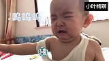 六个月的暖宝，第一次尝试趴着自己坐起来，小不点成了哥哥的玩具