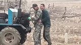 两大爷齐用力，将拖拉机打着火
