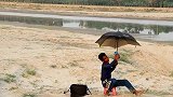 也太疯狂了吧，为了拍照视线好，行李都被人拿走了！