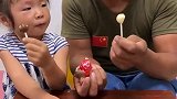 向往的童趣：妹妹给爸爸棒棒糖吃