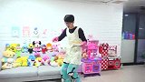 亲子互动：宝宝喜欢吃彩虹糖 吃饭也要配糖果