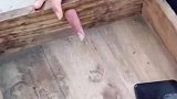 山东淄博，女孩家中上网课，将手指卡进书桌抽屉钥匙孔中，端着抽屉求助