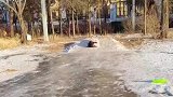 冰面上发生车祸的几率很小，但也不是完全没有