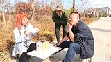 街头游戏，问：张飞母亲姓什么，来一傻子全部答对，太逗了