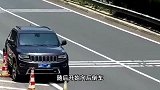 错过高速路口，男子竟直接倒车！男子：“我媳妇说‘倒一倒’”