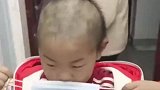 男孩为省钱让妈妈帮忙理发结果翻车了