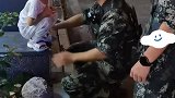 小女孩与家人走散，巡逻武警官兵暖心照顾