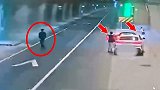 中国台湾：法拉利和宝马违停隧道 2名男子下车热舞拍摄视频