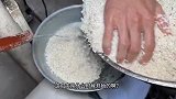 4块一碗的肉羹汤，高峰1天要做3000碗，小小的店18个人忙不过来