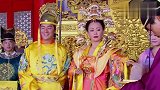 乞丐皇帝与大脚皇后传奇：皇帝行登基礼，当众跟皇后眨眼互动，不要太可爱！