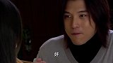 男子跟女友拍照玩的正嗨 他突然头晕倒地吓坏女友