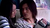 男子看着跟女友的游玩视频 女友逗趣问他看不厌吗