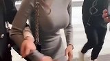 街头遇到一位身材很好的网红小姐姐，你们认识她吗