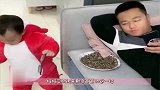 妈妈欺负爸爸的这招，女娃也学会并深得精髓，眼前这一幕笑喷了