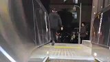 爷爷每天骑车接孙女下班，爷爷的后座从小坐到大