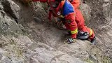 消防员绳索+担架救援，爬野山真的很危险