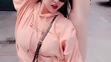 在人来人往的街头小姐姐表演起了才艺，看样子是练过